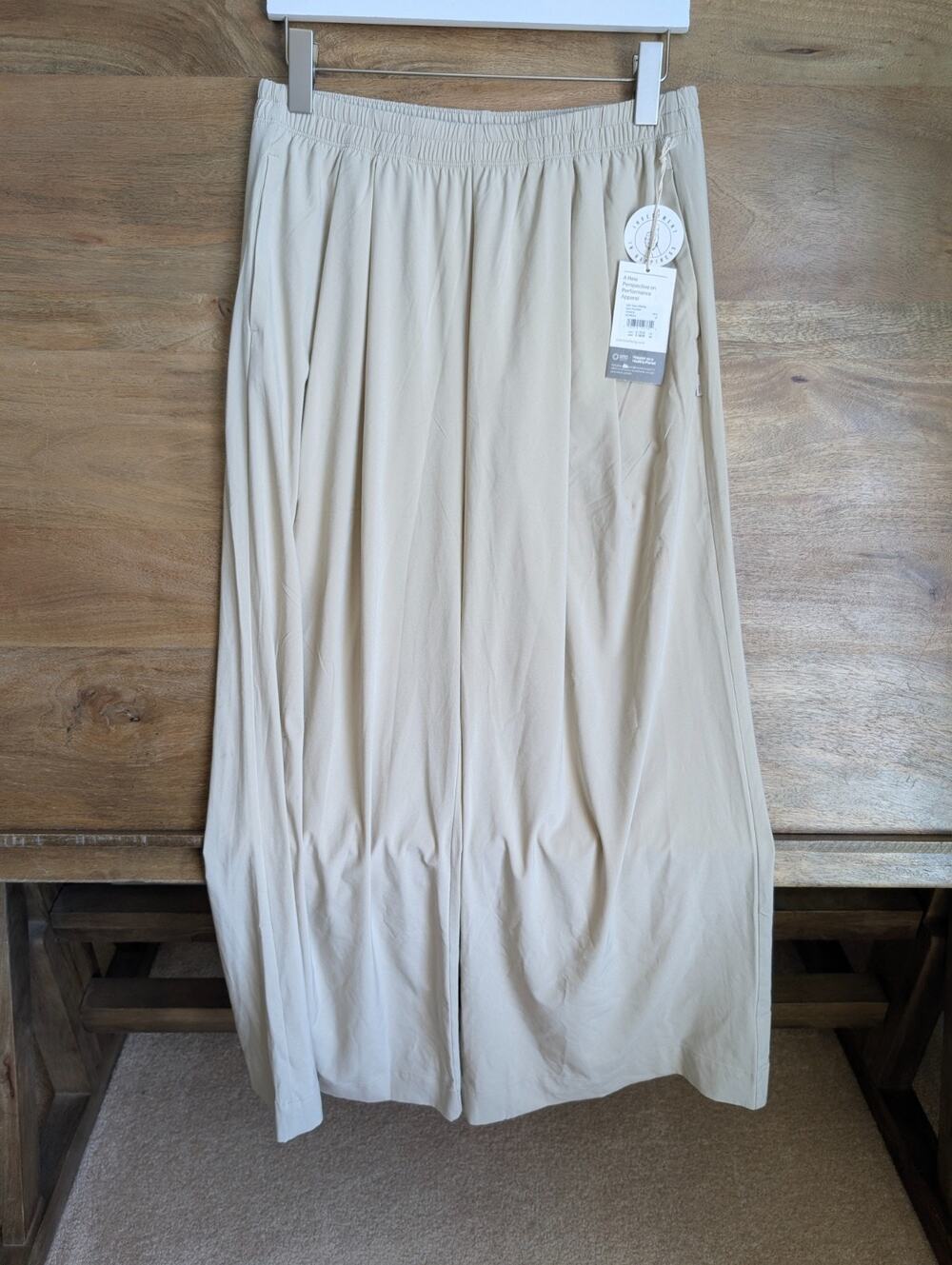 NWT Vuori Villa Wide Leg Pant Women M Beige Stretch Elastic Waist Pull On VW4419